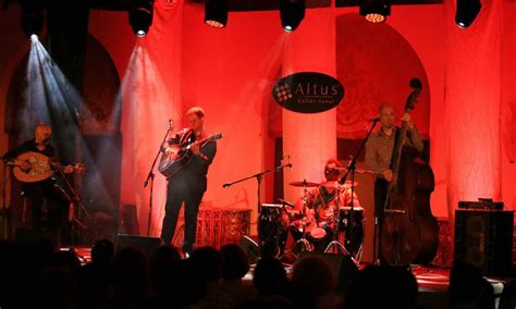  Red House; Kederli gitar riffleriyle yoğrulmuş, coşkulu bir blues vokal performansı sunar